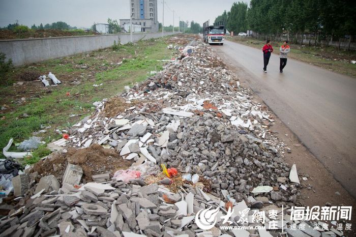 市中清泉西路建筑垃圾随意堆放 绵延数十米(视频)