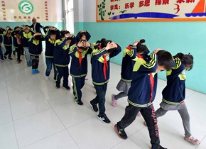 青州举行防灾减灾演练 树立学生避险自救能力