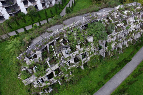 汶川地震11年：新建房屋林立但废墟犹在