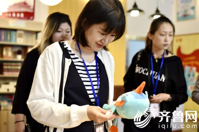 记者们走进西政青年之家文创馆，欣赏了学生们制作的手工产品 周涛 摄