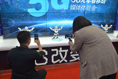 3各路记者对5G机器人应用表现极大热情