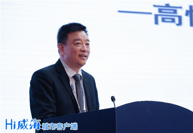 中南大学材料科学与工程学院院长、教授李周就《高性能铜合金研究与应用》做主旨演讲。