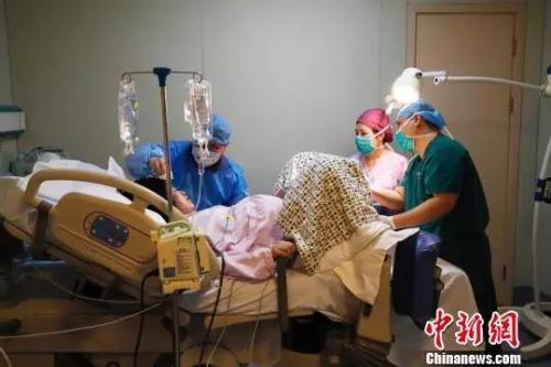 资料图：上海市第一妇婴保健院的产房内，一名产妇正在分娩。 　殷立勤 摄