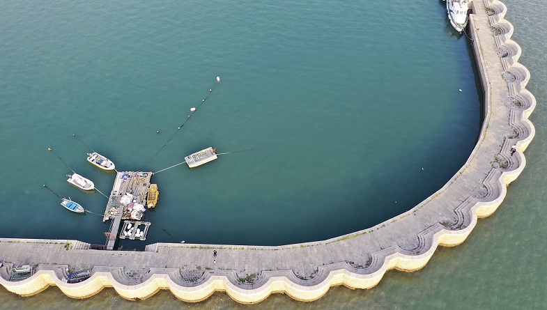 组图：青岛码头堤坝似花边镶嵌海面 蓝绿乳灰海水相映成趣