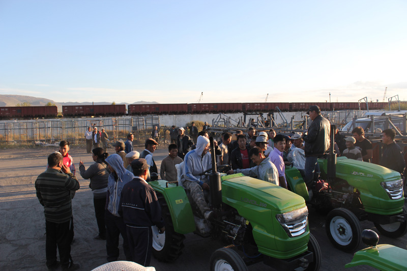 蒙古国用户参观雷沃拖拉机