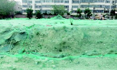 潍坊一乐园拆除多年 垃圾仍堆在原地