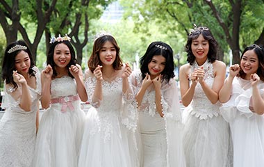 山东泰安：高校美女穿婚纱拍毕业照