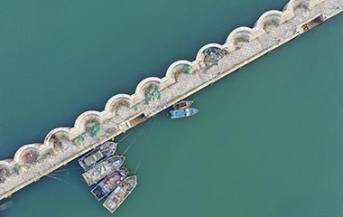 航拍青岛唐岛湾码头：船只静泊海滨清新如画