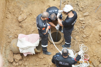 8旬老人坠入田间水井身亡 淄博城际救援队前往救援将老人打捞出井