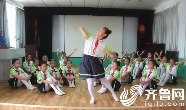 云山小学学生代表表演舞蹈《追梦》