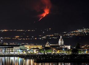 意大利埃特纳火山喷发 大量熔岩从火山口流出