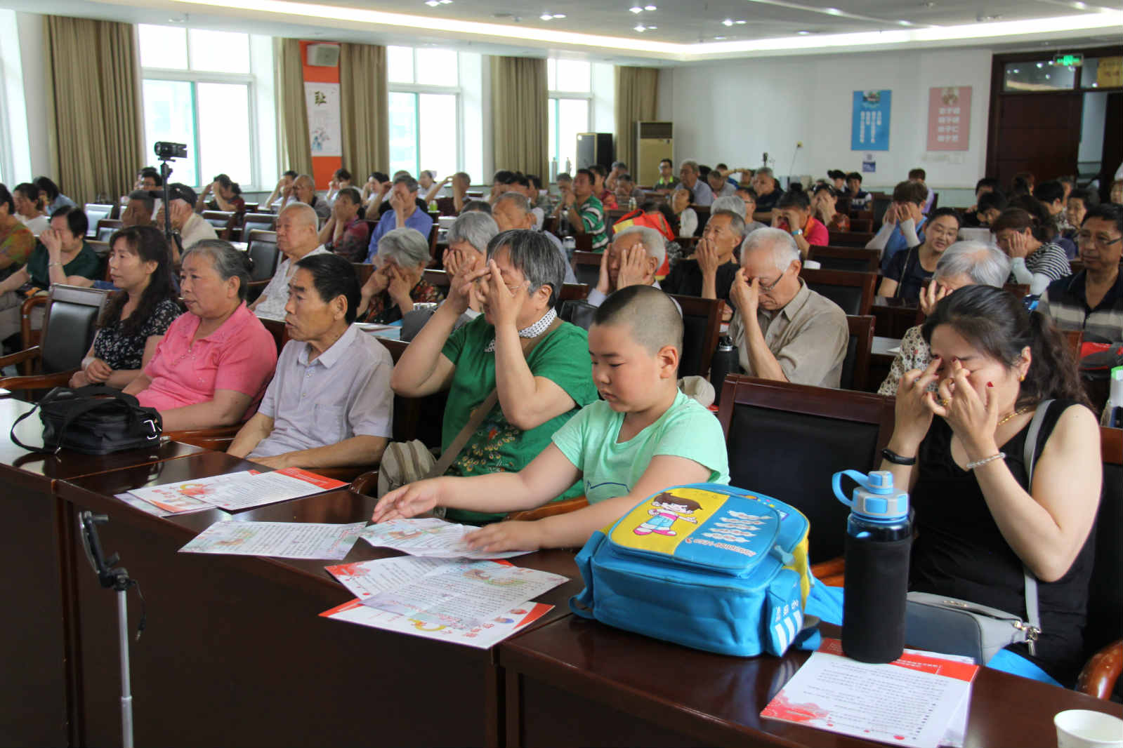济南市二院开展“全国爱眼日”眼博士大课堂公益活动