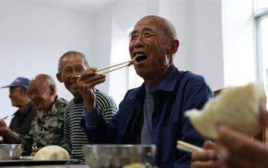 威海：退休女工开幸福食堂 为农村老人做爱心餐