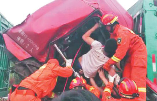 淄博消防用手臂搭起担架 从变形驾驶室救出两名被困者
