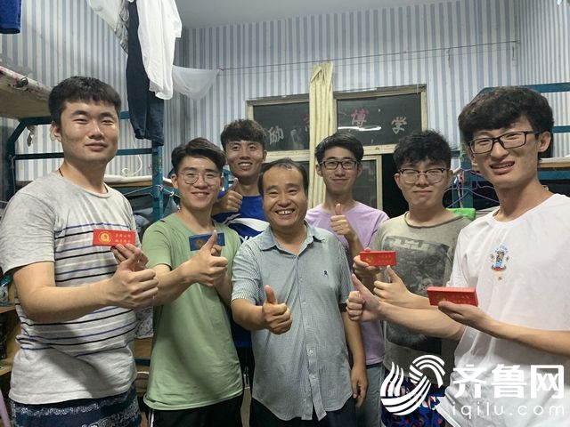 1、数学科学学院党总支书记霍洪田（中）来到学生宿舍看望毕业生。
