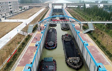 枣庄：京杭运河万年闸复线船闸试通航