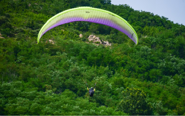 一人一伞飞上千米高空 青岛滑翔伞达人御风漫步