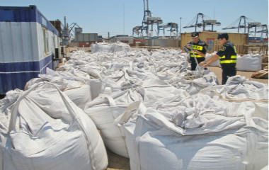 山东烟台退运出境152.6吨固体废物
