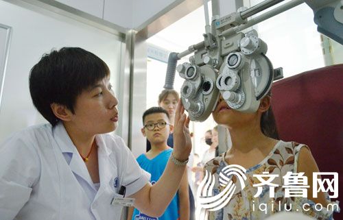 滨州姜玉坤眼视光中心专家给学生进行检查4