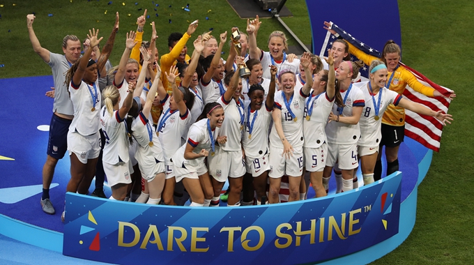 美国女足卫冕世界杯冠军 众将高举奖杯庆祝