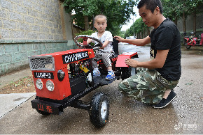 3歲萌娃過生日 爸爸造“迷你拖拉機”當禮物