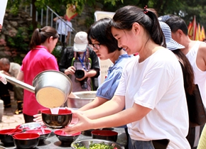 临沂举办“蒙山伏羊文化节”活动 游客排队喝羊汤