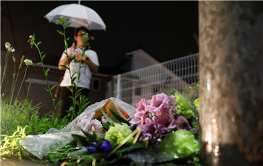 京都纵火案已致33人死亡 民众献花悼念遇难者