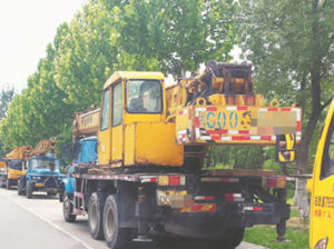 工程车占道停放过往市民担心 淄博交警将对涉事路段展开巡查