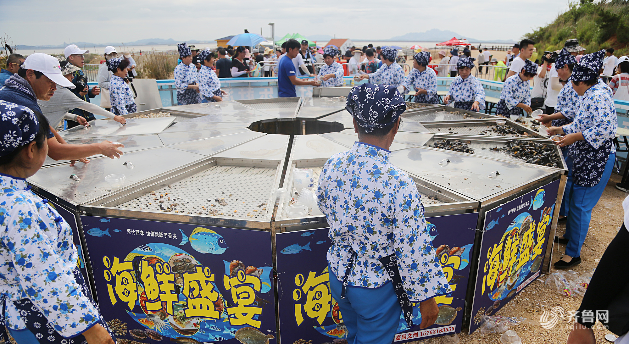 威海首届赶海节开幕 游客围绕六米大锅品海鲜