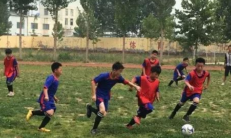 临清这所农村小学开放校园操场，30多个孩子暑假回校练足球