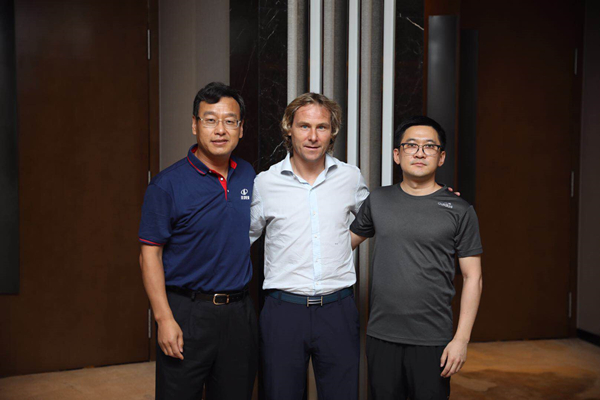 尤文图斯足球俱乐部副总裁内德维德（中）与玲珑轮胎董事长王锋（左）