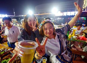 青岛国际啤酒节上演海边盛夏狂欢