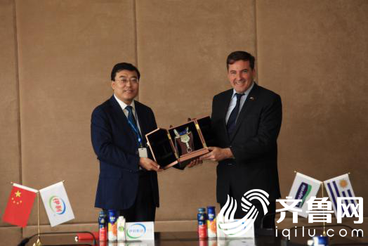 伊利集团董事长潘刚对卢格里斯大使首访内蒙古伊利表示欢迎，双方共同探讨中乌两国乳业合作新征程