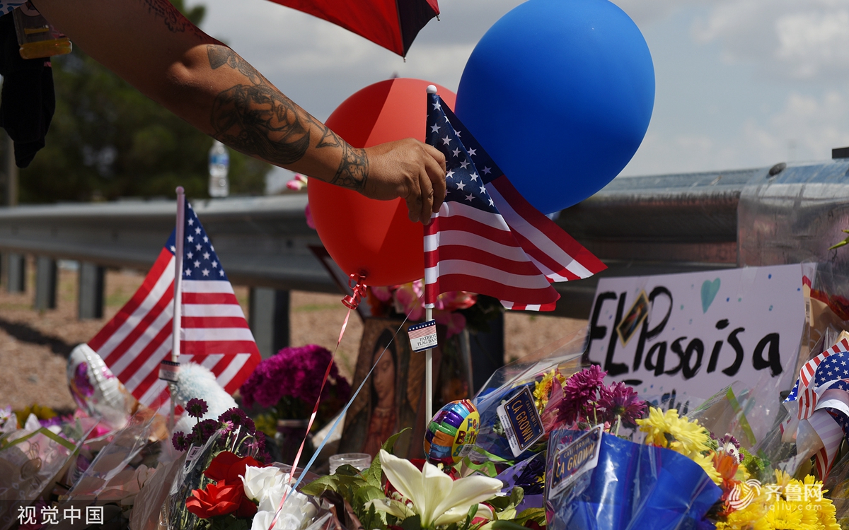 美国得州枪击案被定性为恐袭  民众赴事发地悼念遇难者