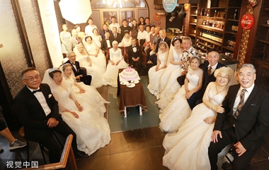青岛23对金婚夫妇拍婚纱照 年龄最大93岁