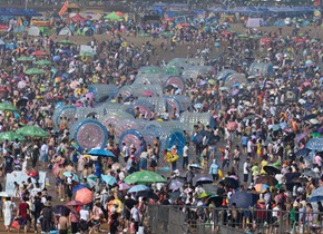 夏季高温暴晒模式持续 游客青岛海滨