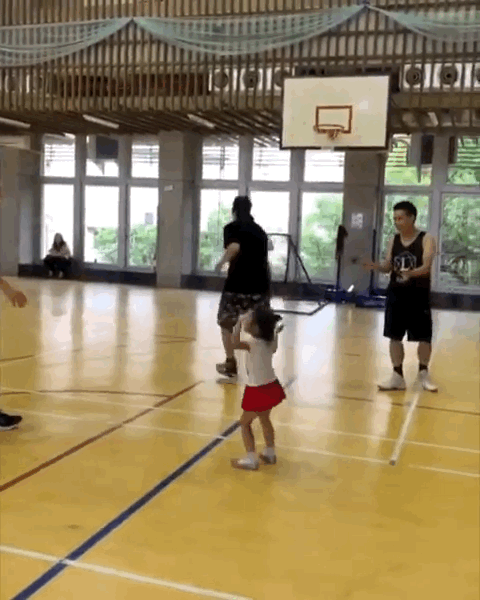 周杰伦带女儿打篮球