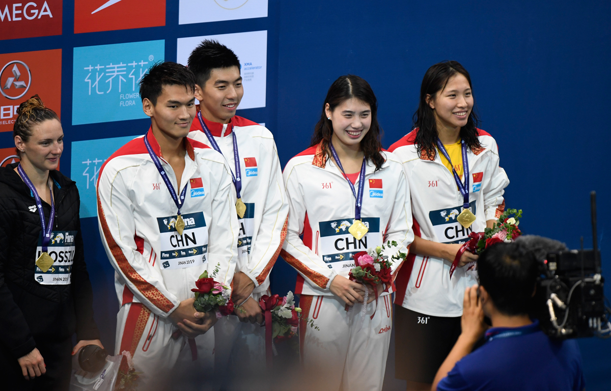3′43″79创纪录！游泳世界杯济南站4X100混合接力中国队夺冠