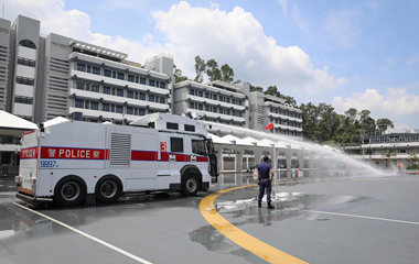 香港警方“水炮车”首次亮相
