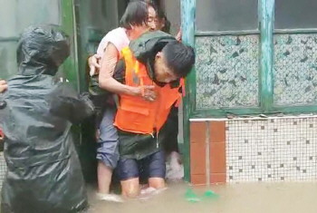 围墙倒塌水倒灌 淄博消防6小时背出50人