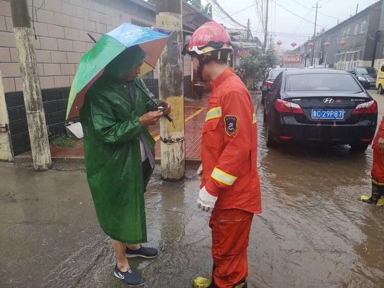 淄博消防员抗洪救灾路过家门 与父亲打个招呼就走