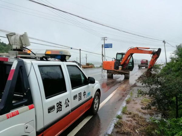 费县公路局抗击台风抢险保畅纪实：风雨中的坚守