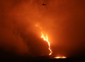 法属留尼汪岛火山爆发岩浆点亮夜空