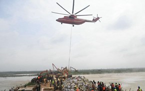 直升机运送封堵砂石