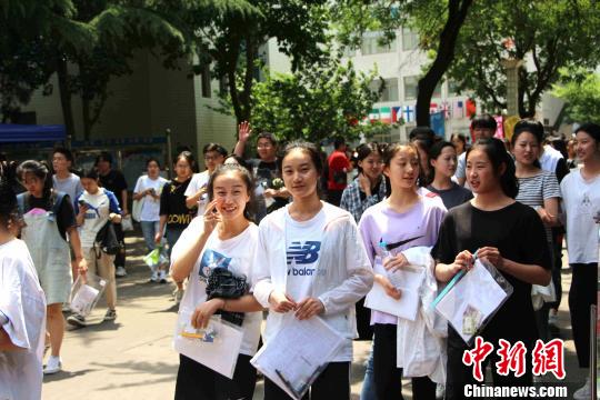 资料图：今年6月7日，高考生结束第一场考试后，微笑走出考场。　赵晓 摄