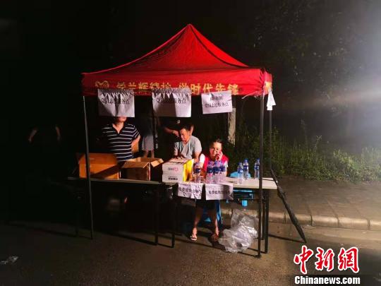 汶川因暴雨转移疏散滞留游客，北川民众免费为游客送水和食物