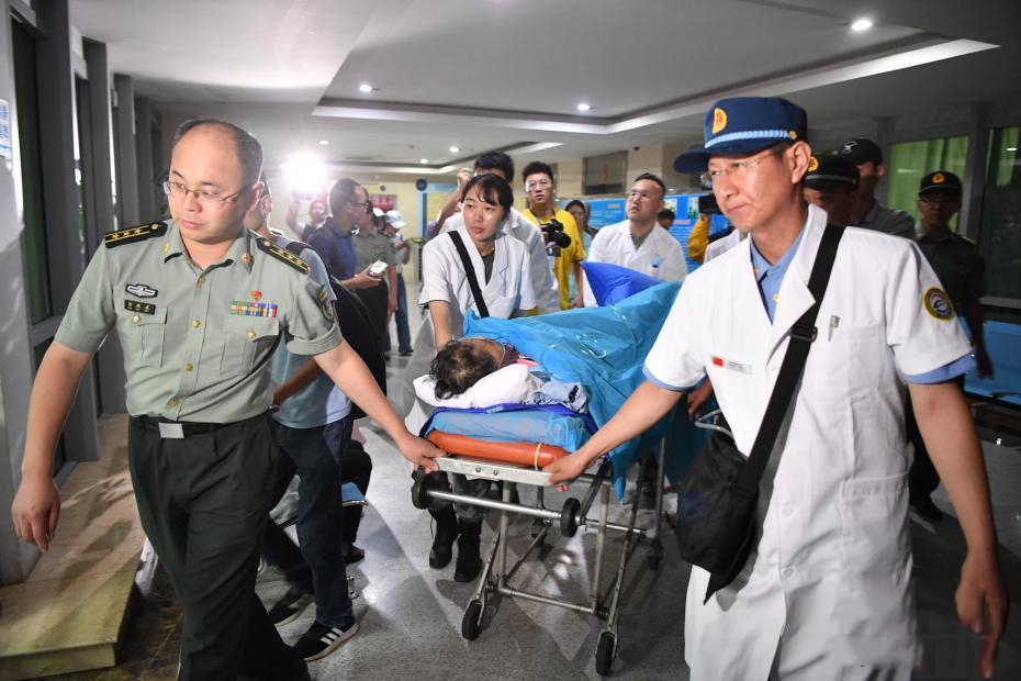首批老挝车祸受伤中国游客回国 正接受治疗
