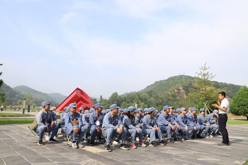 淄川区党校系统业务骨干培训班学员在延安接受红色传统文化教育。