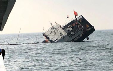 现场！浙江东极一渔船撞岛沉没13名船员获救