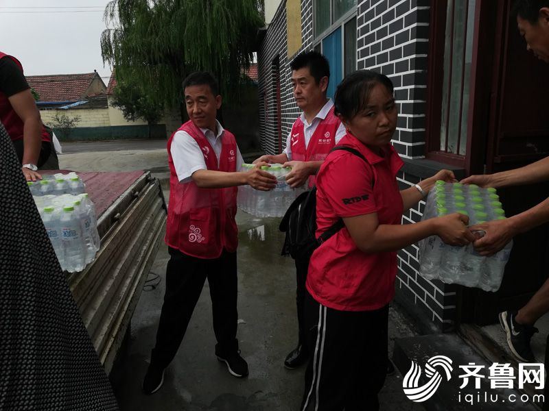 8月12日，潍坊银行到寿光市营里镇东北河村捐赠慰问2